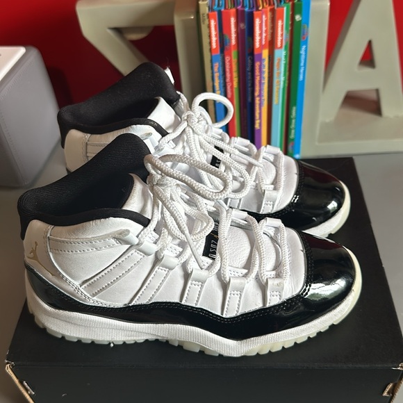 Little kids Jordan 11 Retro, size 1Y - Picture 4 of 7
